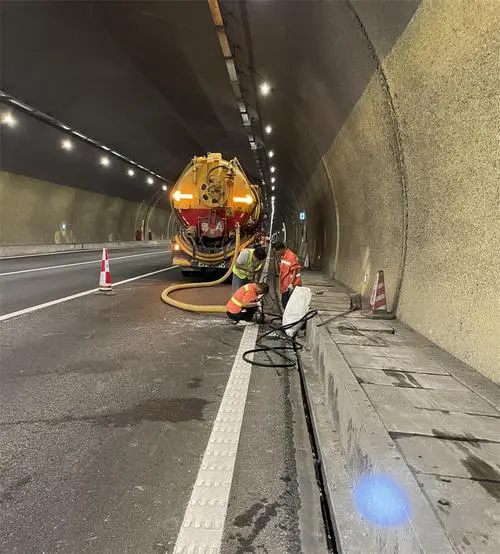 铁岭隧道排水渠清淤